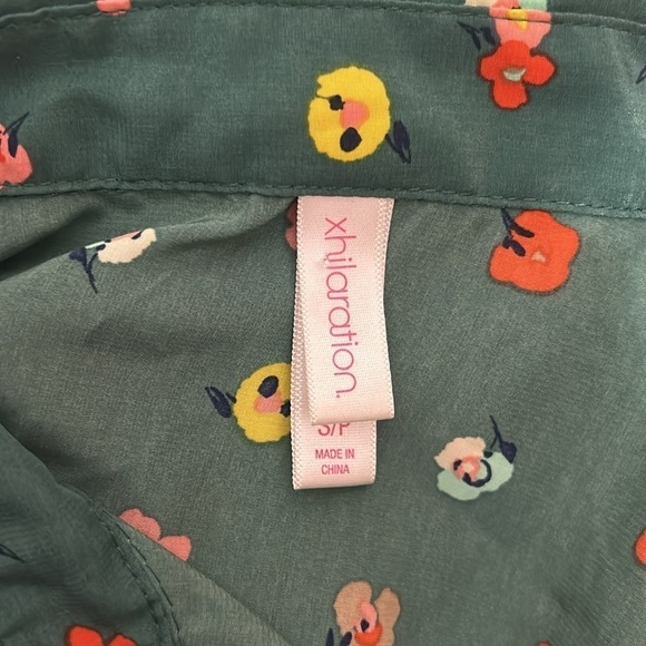 Green button up dress with collar, and open back. - Picture 9 of 11